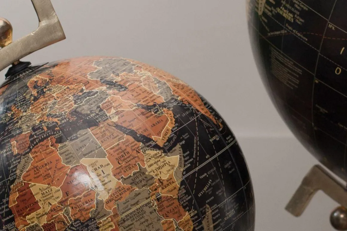 Ebu Decorative Globe